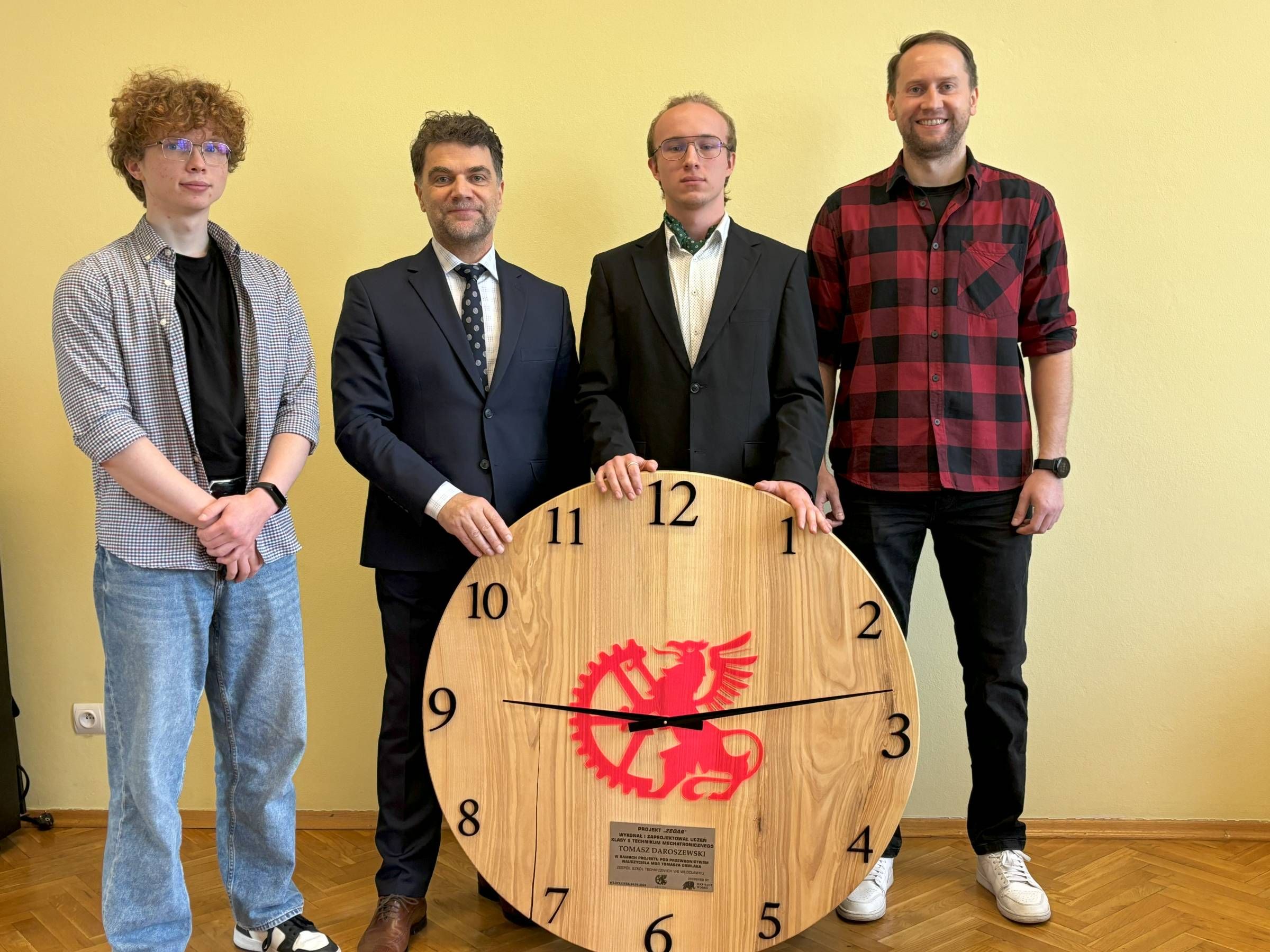 Zegar wykonany przez Tomasza Daroszewskiego wzbogaci wyposażenie pracowni mechatroniki